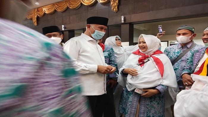 Gubernur-Sumbar-Mahyeldi-saat-melepas-jemaah-haji.jpg