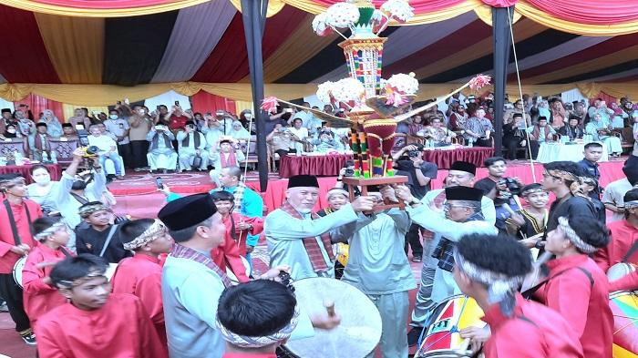 Gubernur-Sumbar-Sebut-Pesona-Hoyak-Tabuik-Pariaman-Sebagai-Festival-Terbesar-di-Pesisir-Sumatera.jpg