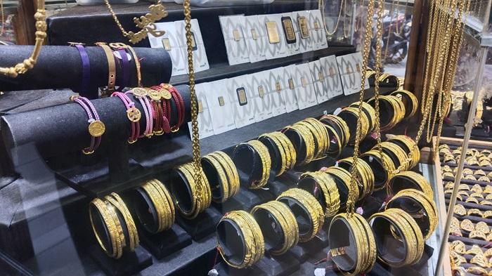 Harga-emas-di-Kota-Padang-Provinsi-Sumatera-Barat-semakin-menyala.jpg
