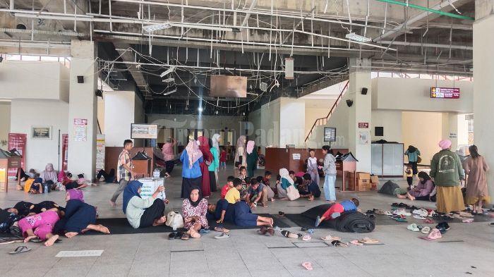 Hari Ketiga Warga Air Bangis Demo Gubernur Sumbar, Akan Bertahan Sampai Permasalahan Selesai