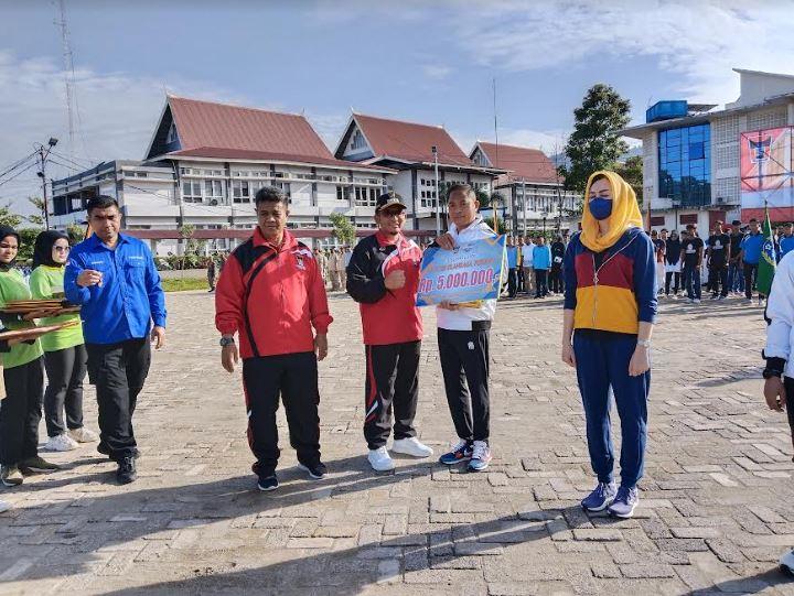 Hendri-meraih-penghargaan-sebagai-pelatih-atlet.jpg
