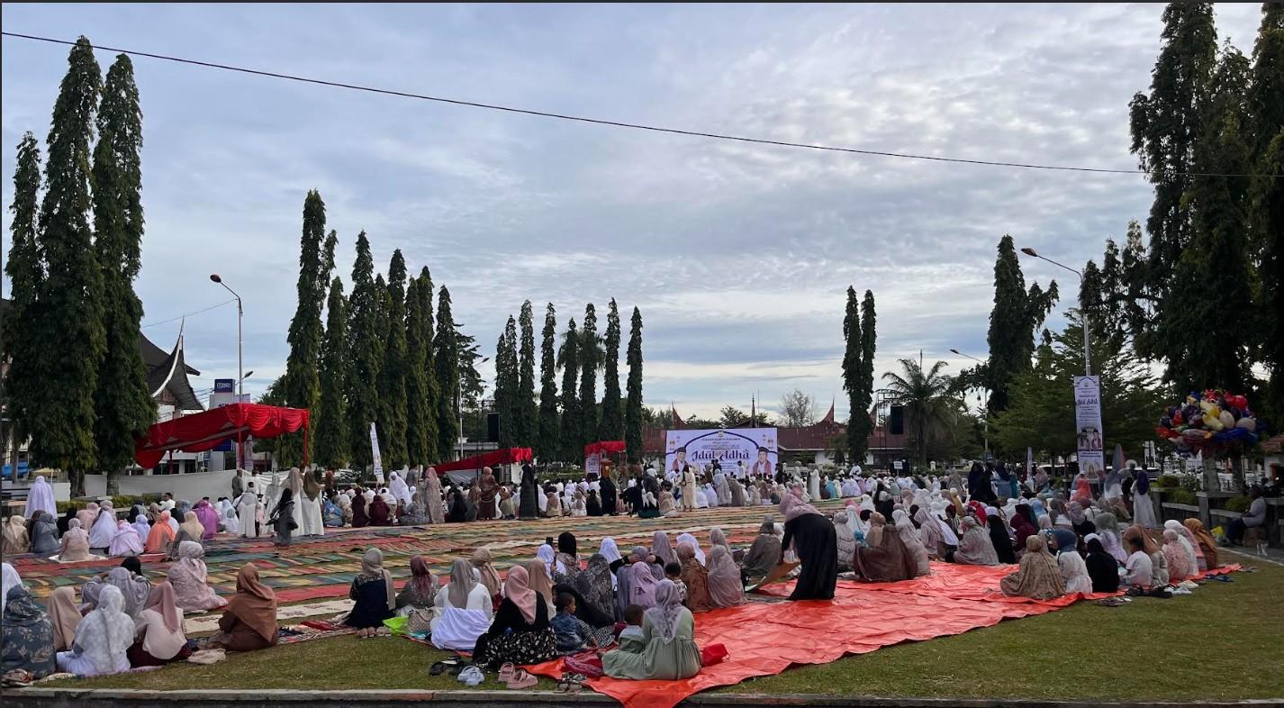 IDUL-ADHA-Ratusan-warga-memadati-lapangan-merdeka-Pariaman-Tengah.jpg