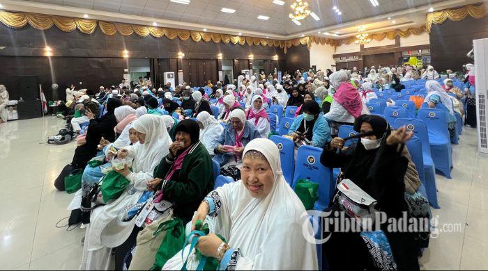 JEMAAH-HAJI-Kloter-1-Debarkasi-Padang-telsli-ms.jpg