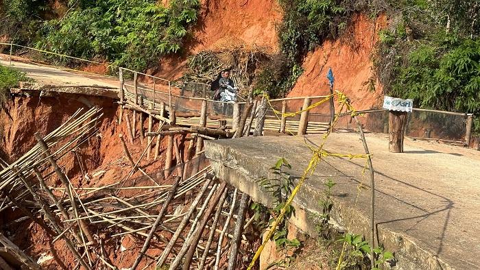 Jalan-terban-di-Jorong-Simaru-Nagari-Tamparungo-K.jpg