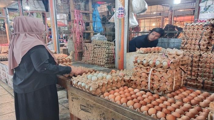 Jelang-Akhir-Tahun-Harga-Telur-dan-Cabai-Merah-di-Pasar-Raya-Padang-Melonjak.jpg