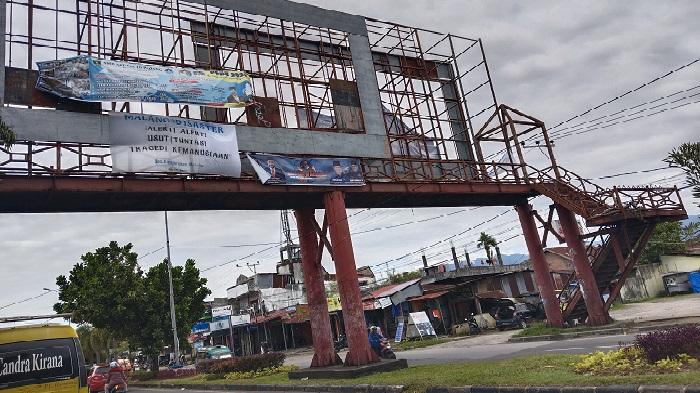 Jembatan-Penyeberangan-Orang-Tabing-Rusak-Parah-Berkarat-dan-Berlubang-Warga-Khawatir-Roboh.jpg