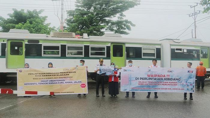 KAI-Bentang-Spanduk-di-Perlintasan-Kereta-Api-Padang-Kampanye-Keselamatan-Pada-Perlintasan-Sebidang.jpg