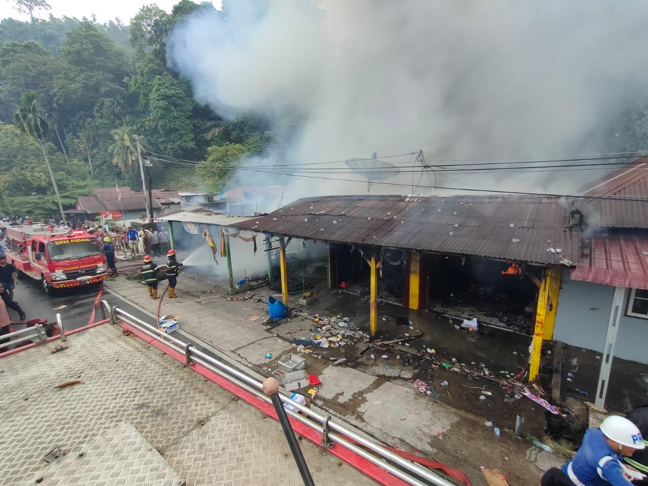KEBAKARAN-BANGUNAN-Petugas-Damkaddsanda-lima-bangunan-di-Jad.jpg