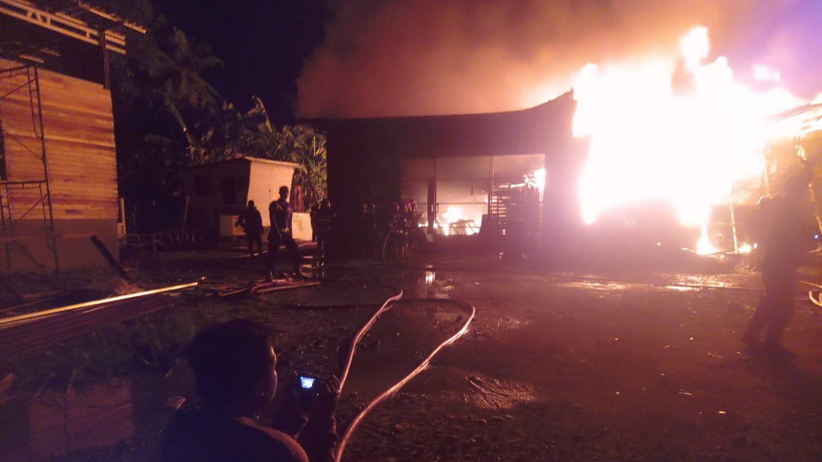 Api Lalap Gudang Akrilik di Kuranji Padang, 5 Mobil Ikut Hangus Terbakar