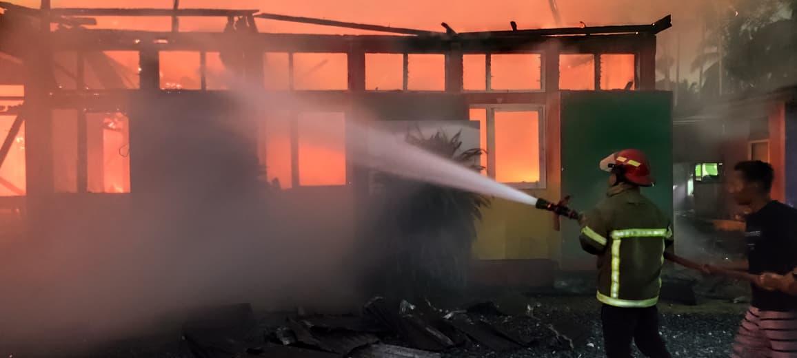 Tim Investigasi Polda Riau Kumpulkan Bukti Kayu hingga Dinding Kantor Camat Payakumbuh yang Terbakar