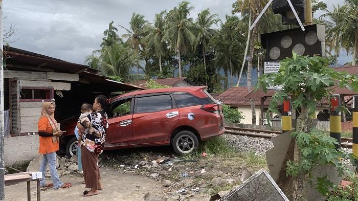 Kecelakaan Kereta Api Padang Pariaman, Ini Identitas Penumpang Mobilio