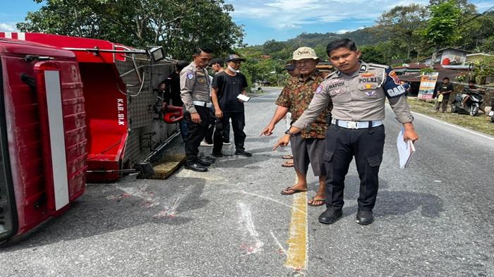 Mobil Damkar Kabupaten Solok Terguling di Gunung Talang, 4 Petugas Luka-Luka, 1 Patah Tulang