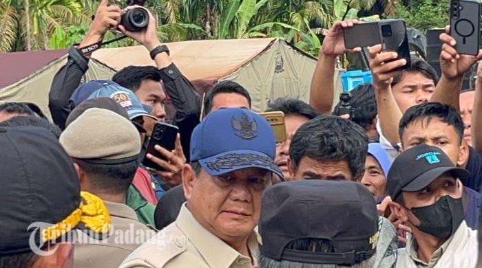 Gaya Prabowo Bertopi Biru Pakai Kacamata Hitam Sapa Korban Galodo Agam, Warga Histeris Foto Bareng!