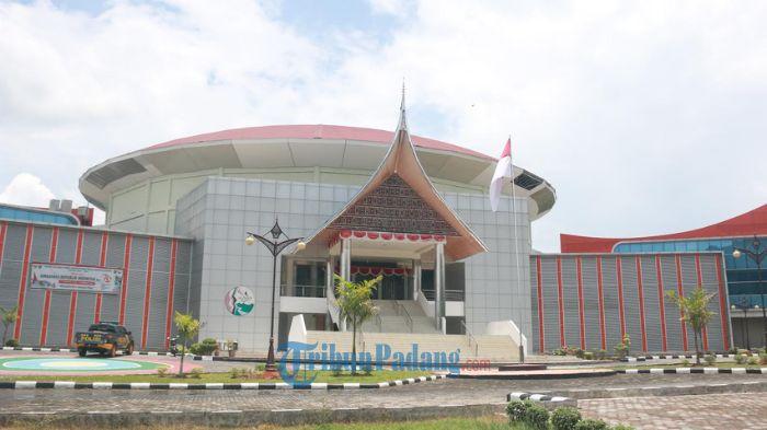 Kantor-DPRD-Kabupaten-Sijunjung-saat-dikunjungi-Selasa-1102024-1.jpg