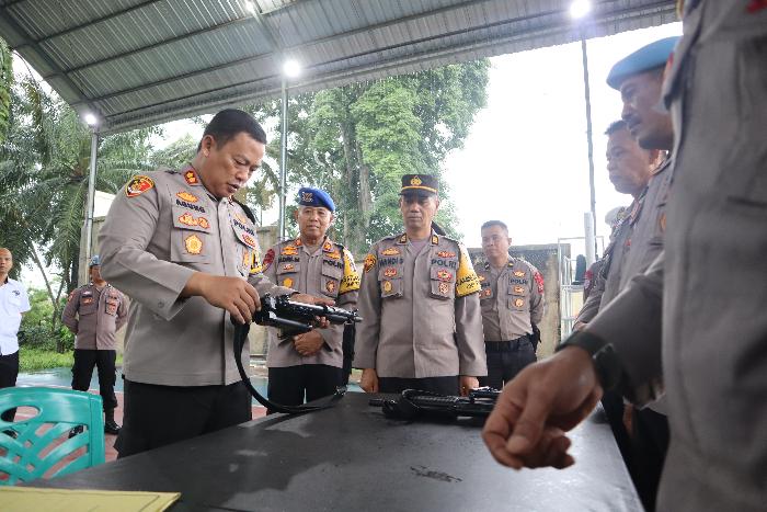 Kapolres-Pasaman-Barat-AKBP-Agung-Tribawanto-saat-melakukan-pengecekan-senjata-api.jpg