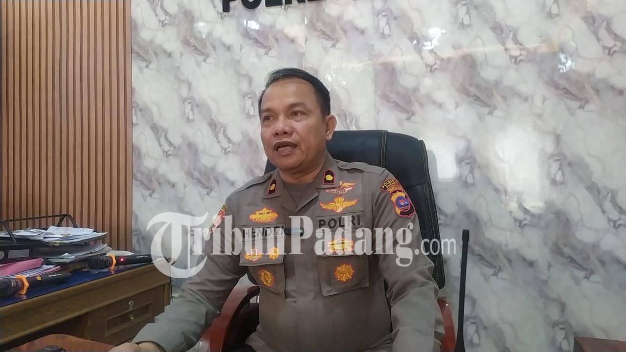 Kapolsek-Kuranji-Kompol-Hendri-Bayola-saat-diwawancarai-TribunPadangcom.jpg