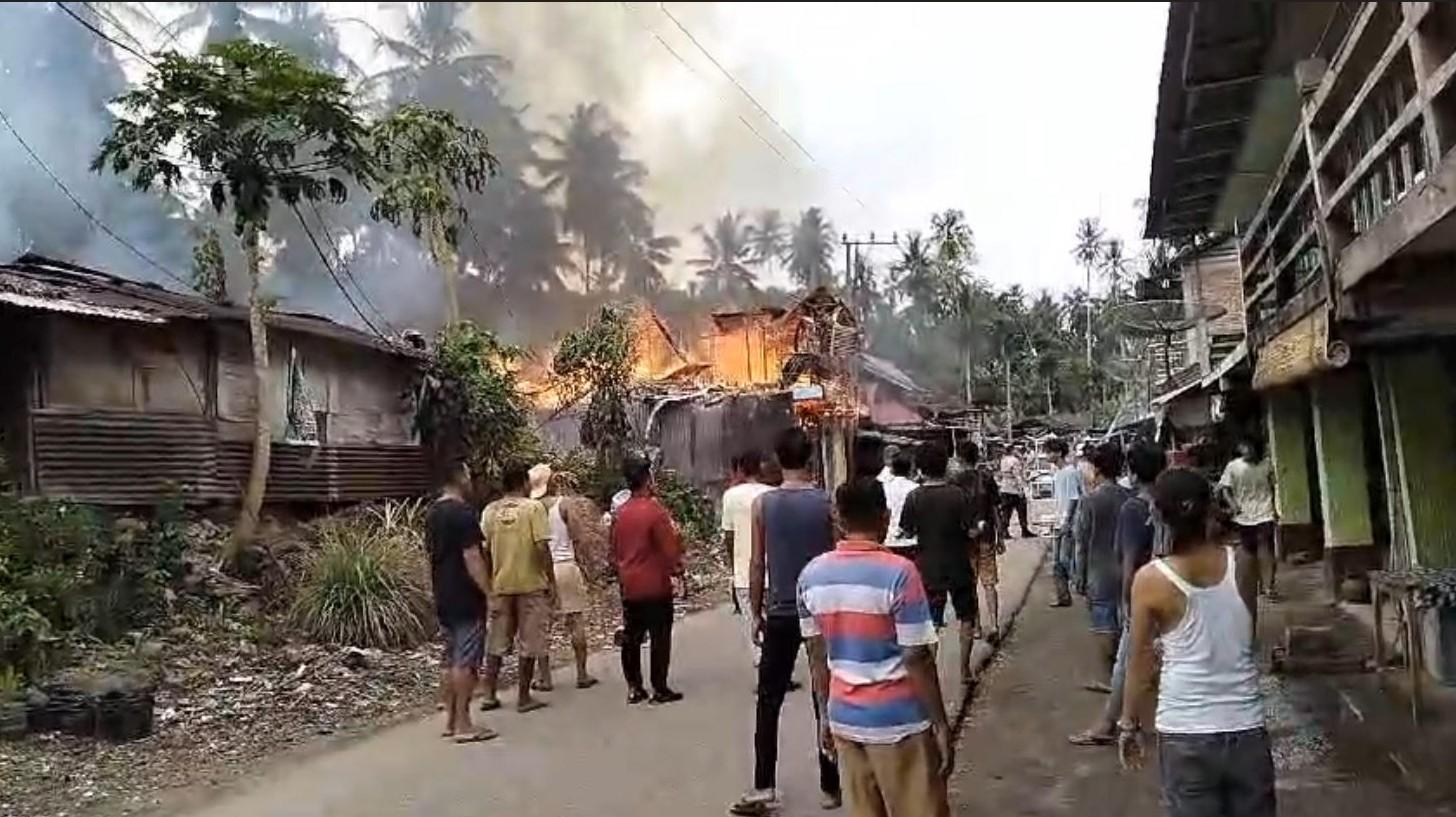 Detik-Detik Kebakaran Hanguskan 10 Rumah di Padang Pariaman, Api Muncul dari Lantai Dua, Warga Panik