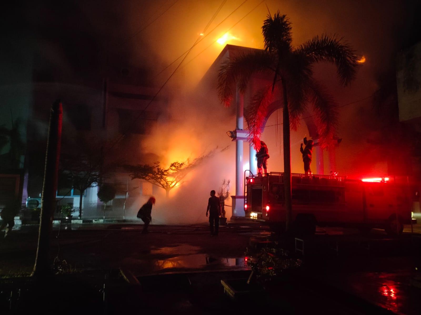 BREAKING NEWS: Kampus FKM Unand Jati Terbakar, Damkar Padang Kerahkan 7 Armada Padamkan Api