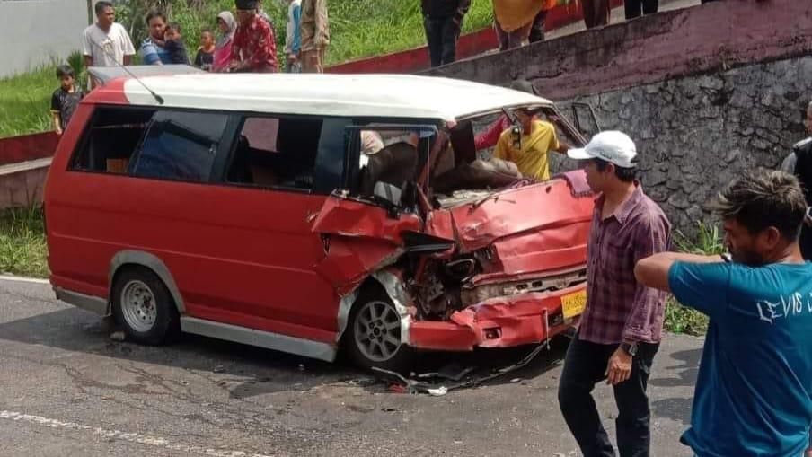Kecelakaan-3-Kendaraan-di-Aie-Angek-Tanah-Datar-Angkot-dan-Pikap-Adu-Kambing.jpg