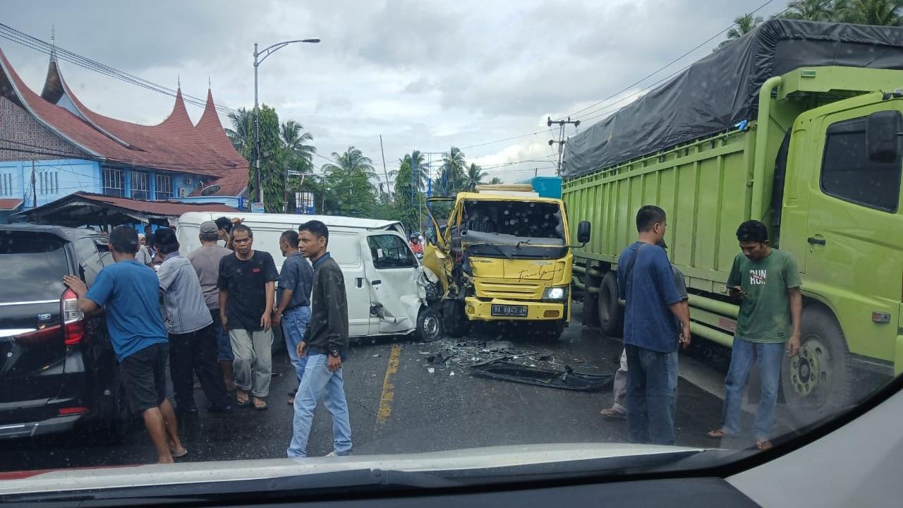 Kecelakaan-di-Jalan-Raya-Koto-Baru-Km-5-Koto-Baru-Kecamatan-Kubung.jpg