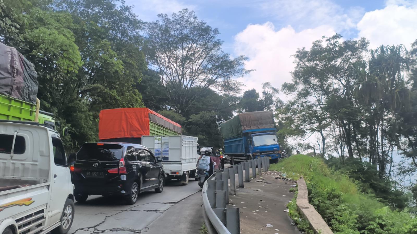 Kemacetan-di-Sitinjau-Lauik-Padang-4-3042026.jpg