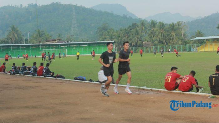 Keramaian-Sore-di-Lapangan-Bola-M-Yamin-Sijunjung-Tempat-Olahraga-Sekaligus-Bermain-dan-Bersantai.jpg
