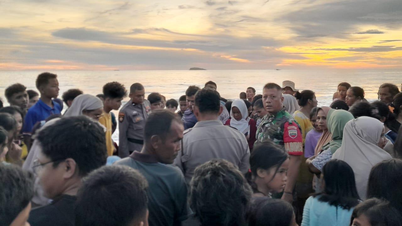 Keramaian-yang-terjadi-di-lokasi-remaja-terseret-ombak-di-Pantai-Ujung-Batu.jpg
