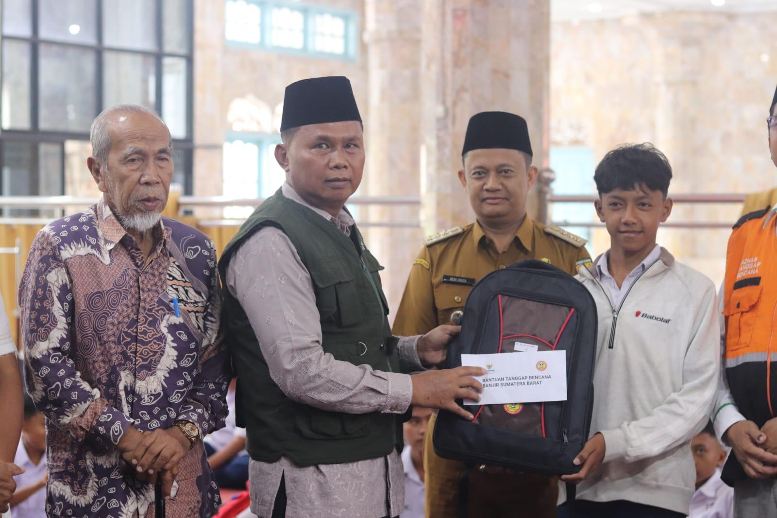 Ketua-Baznas-Kota-Padang-HYuspardi-menyerahkan-bantuan-di-kabupaten-Tanah-Datar.jpg