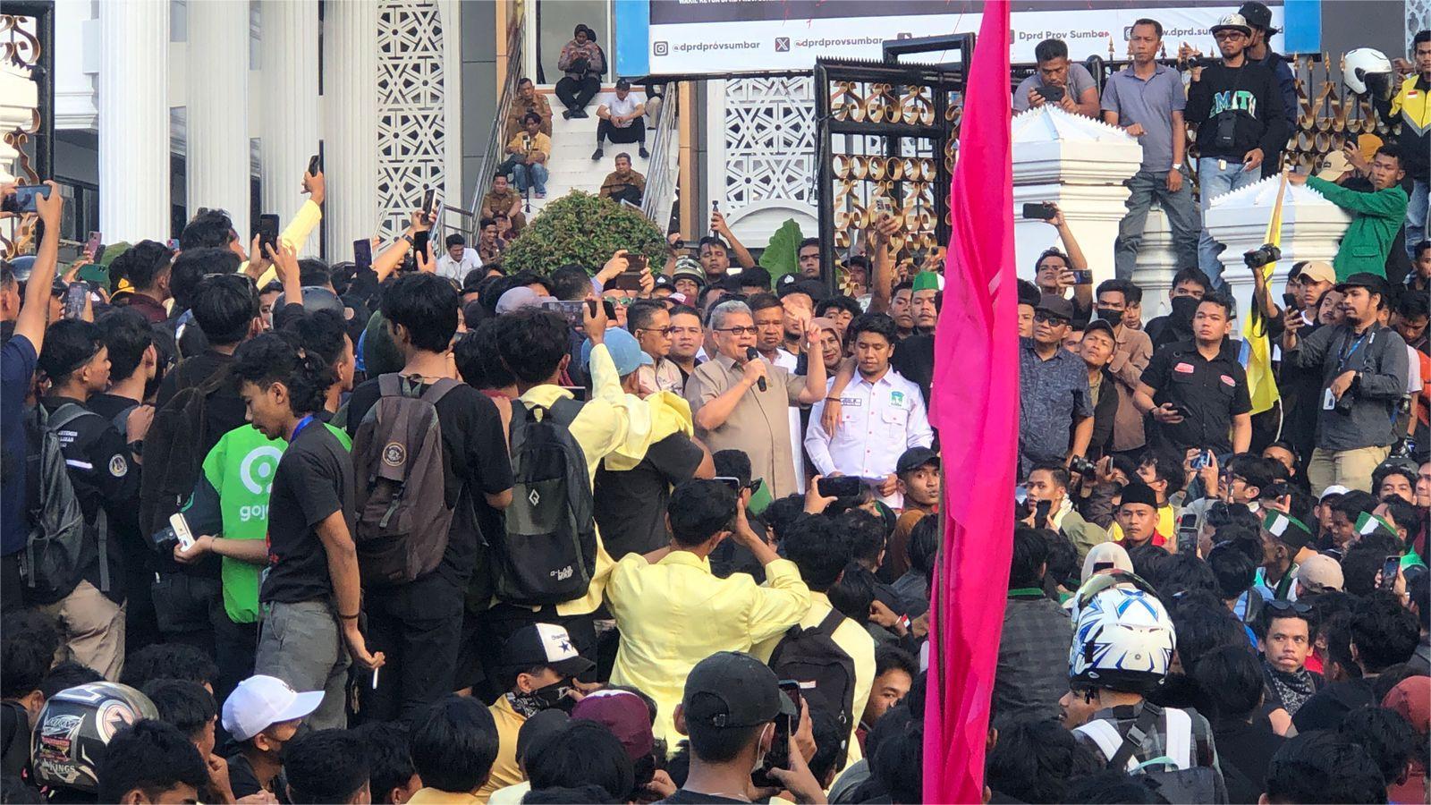 Ketua DPRD Sumbar Muhidi Temui Massa Aksi di Padang, Demo Juga Diikuti Emak-Emak