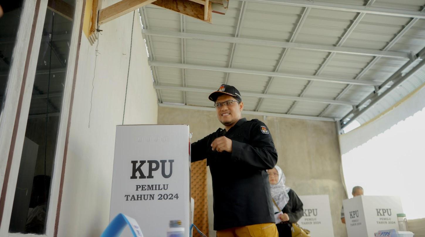 Ketua-KPU-Kota-Pariaman-Ali-Unan-memasukan-surat-suara-ke-kotak-suara.jpg