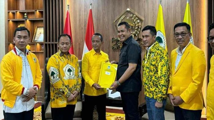 Ketua-Umum-Golkar-Bahlil-Lahadalia-menyerahkan-SK.jpg