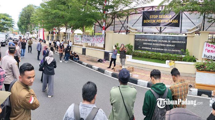 Koalisi-Masyarakat-Sipil-Sumbar-Gelar-Unjuk-Rasa-Bentangkan-Spanduk-Stop-Segala-Bentuk-Penyiksaan.jpg