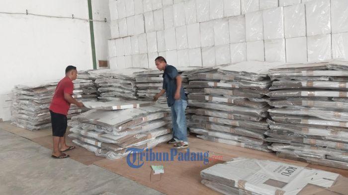 Komisi-Pemilihan-Umum-KPU-Kota-Padang-menerima-logistik-berupa-kotak-suara.jpg