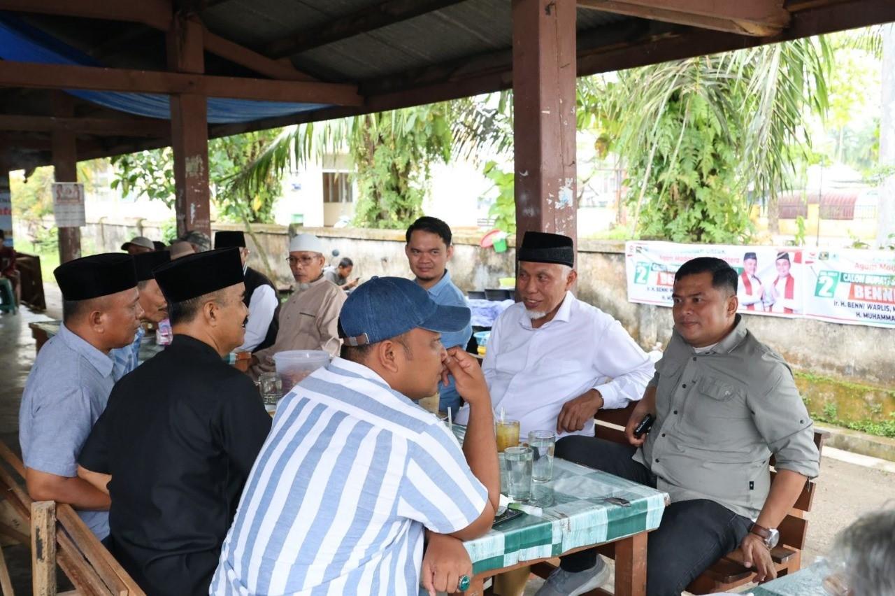 Mahyeldi dan Masyarakat Tiku Agam Ngobrol Sambil, Minum Teh Talua di Lapau