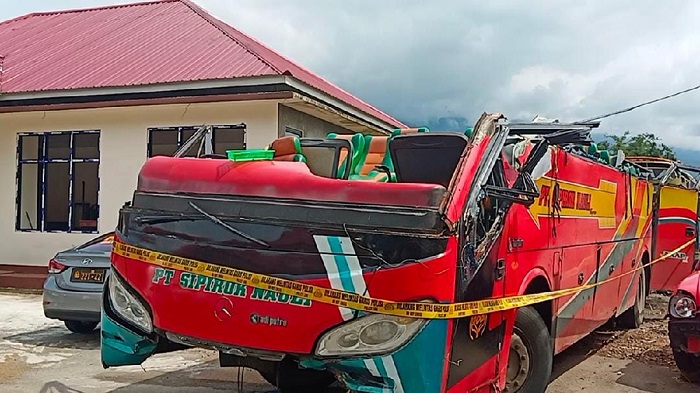 Kondisi-Bus-PT-Sipirok-Nauli-yang-Menabrak-Flyover-di-Padang-Panjang.jpg
