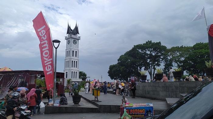 Kondisi-arus-lalu-lintas-di-kawasan-Pendestrian-Jam-Gadang-Kota-Bukittinggi.jpg