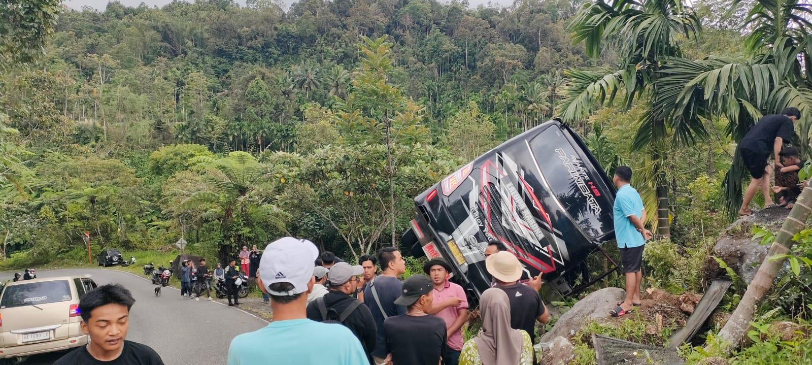 Kondisi-bus-penumpang-yang-mengalami-kecelakaan-di-kawasan-Malalak.jpg