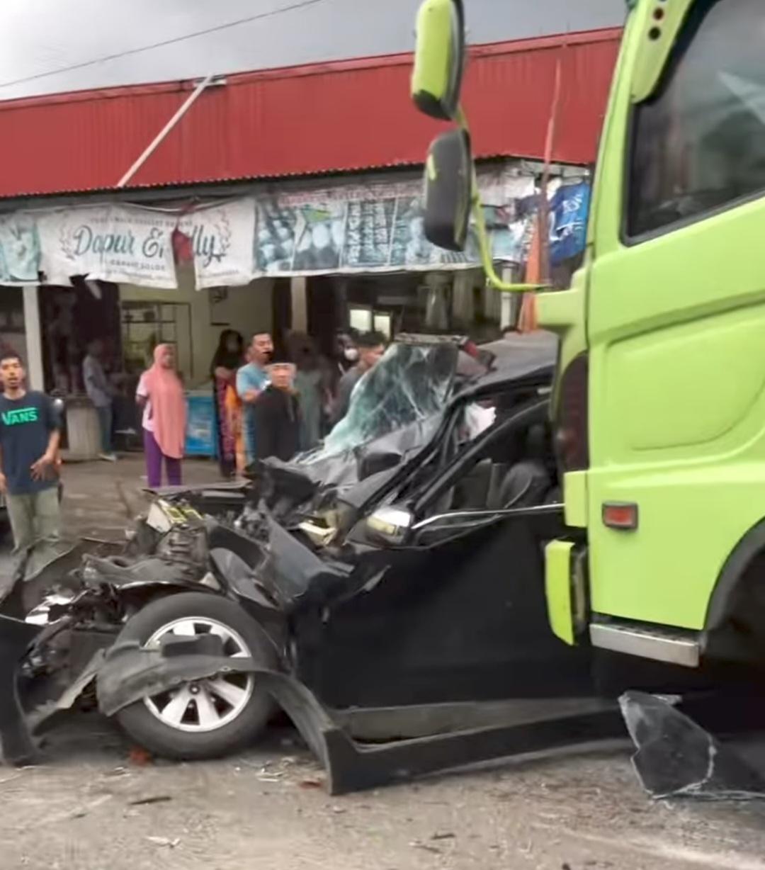 Kondisi-minibus-pasca-kecelakaan-dengan-truk-di-Lubuk-Selasih.jpg