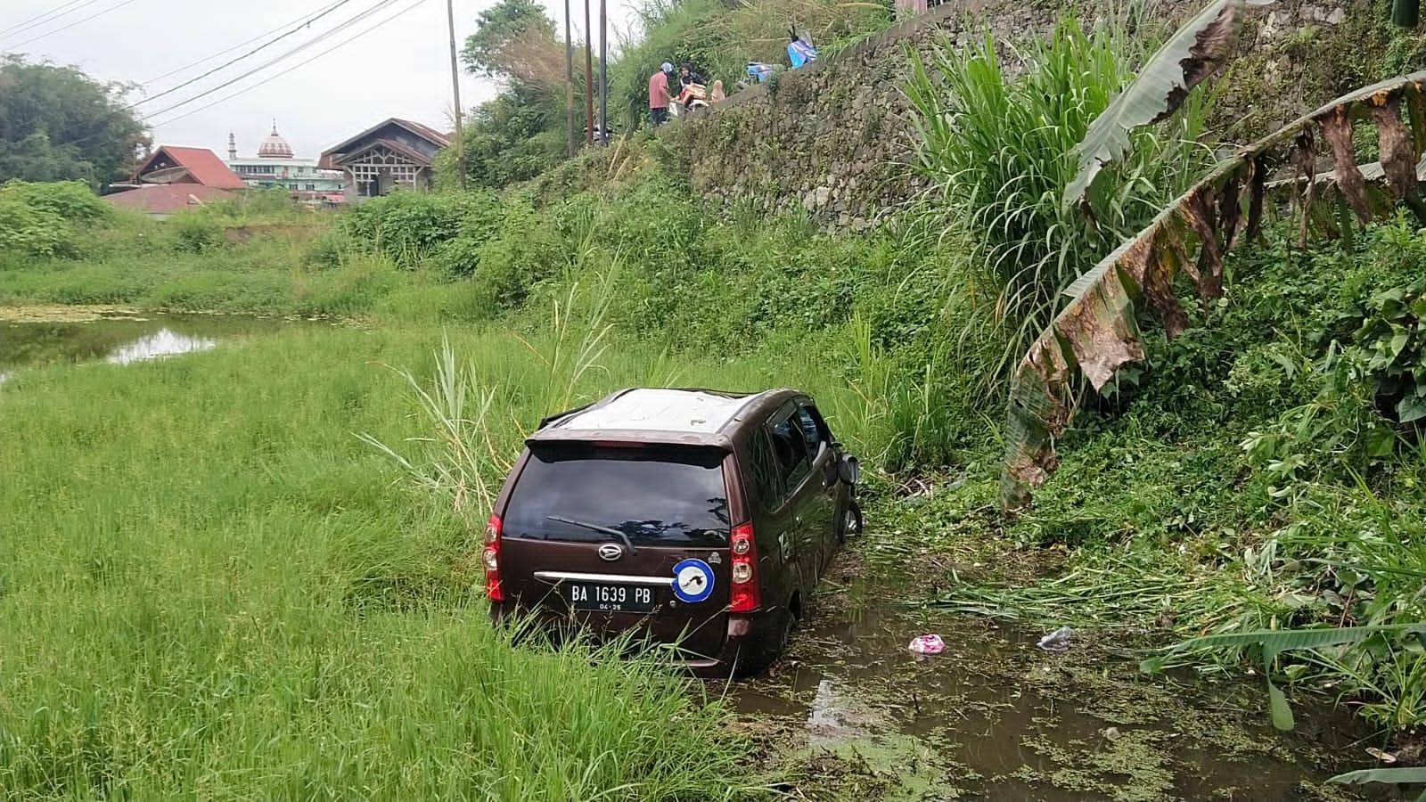 Kondisi-minibus-yang-jatuh-ke-dalam-parit-kawasan-Nagari-Pandai-Sikek.jpg