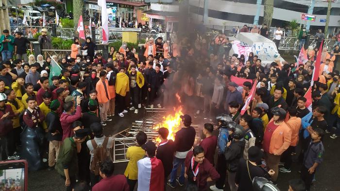 Demo di DPRD Bukittinggi Sumbar Ricuh, Massa Aksi Bakar Spanduk dan Rusak Pagar Besi Kantor