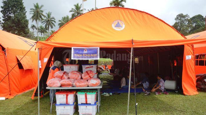 Korban-banjir-lahar-dingin-Gunung-Marapi-di-pengungsian-lapangan-bola-Limo-Kaum.jpg