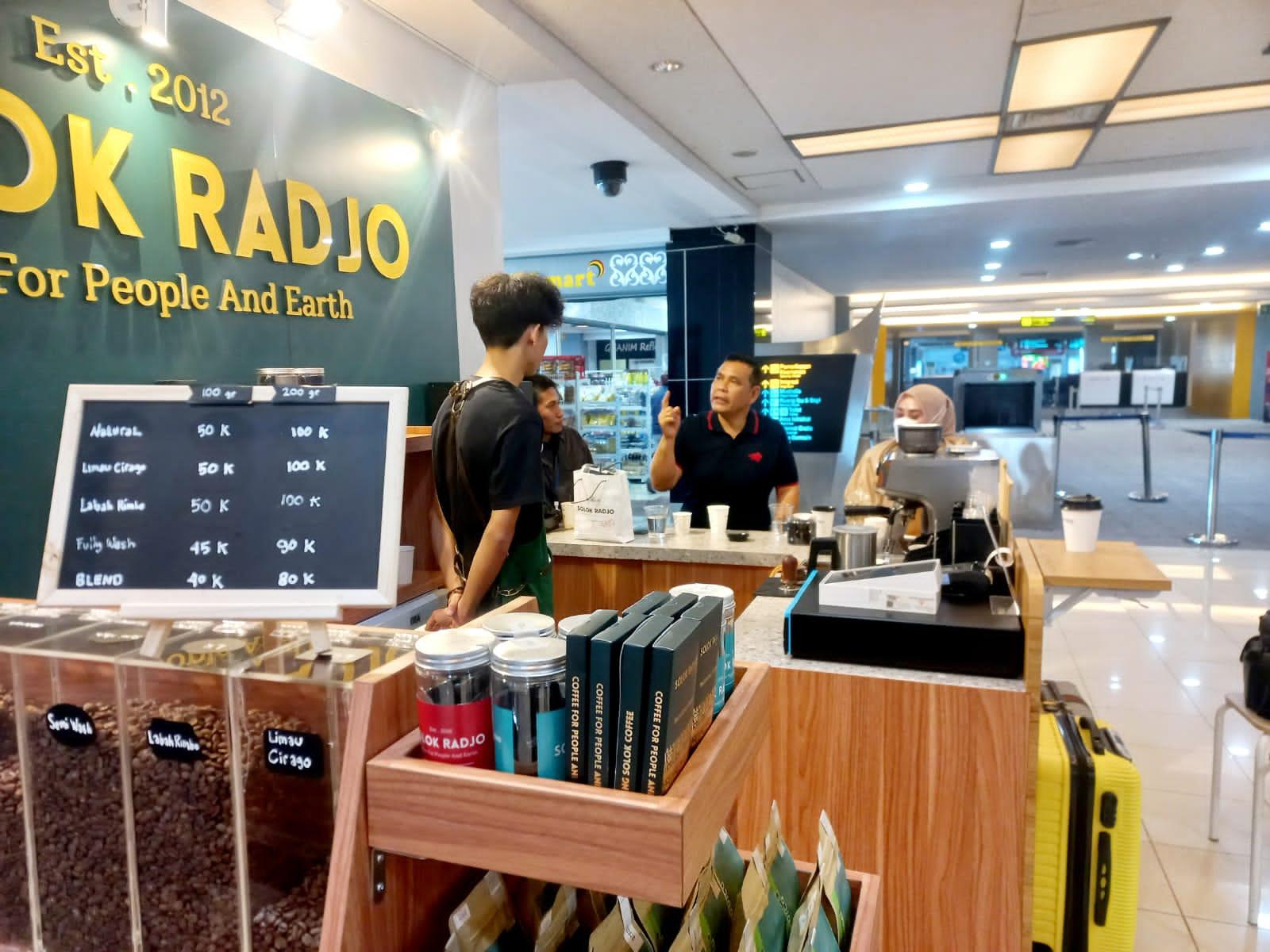 Kunjungi Stand Kopi Solok Radjo di BIM, Bupati Epyardi Asda: Saya Dukung Produk UMKM Asli Solok