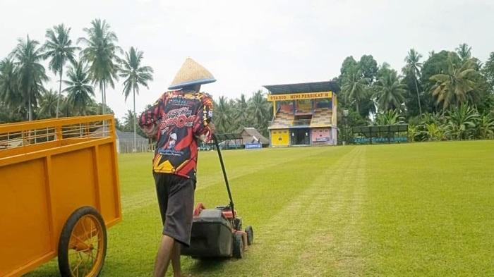 LAPANGAN-PERSIKATIM-PARIAMAN-Pembersihan-Lapangan-Persikatim-Sikapak.jpg