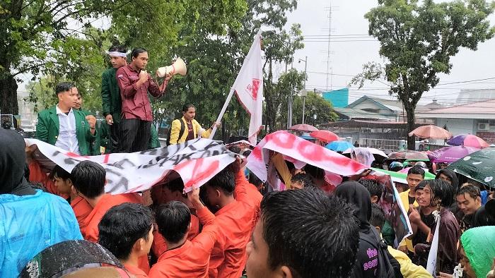 LIVE-Unjuk-Rasa-Penolakan-UU-Cipta-Kerja-di-DPRD-Sumbar-Hujan-Hujan-Mahasiswa-Berorasi.jpg