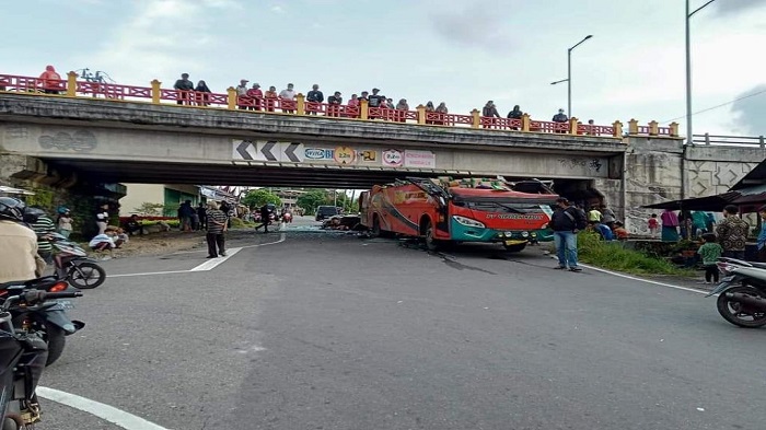 Lakalantas-Bus-di-Padang-Panjang.jpg