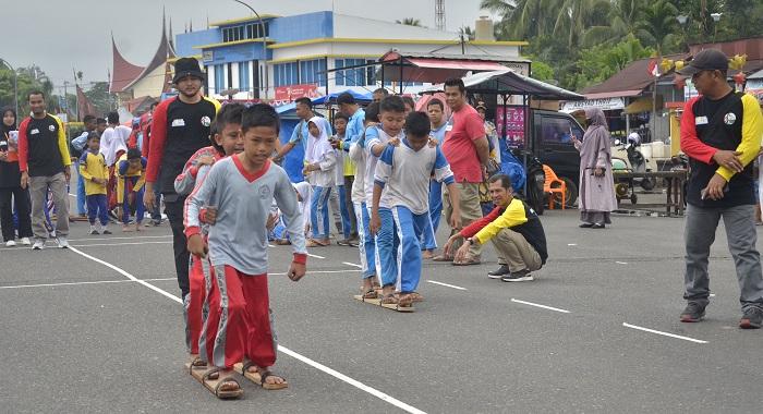 Lomba-permainan-anak-nagari-di-Depan-Gor.jpg