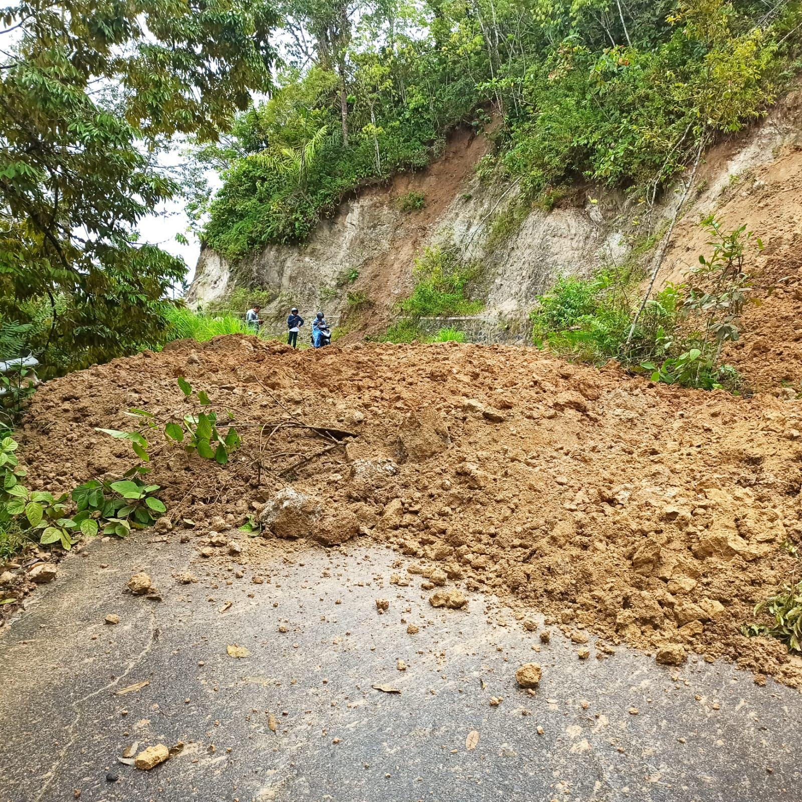 Longsor-sepanjang-8-meter-menutup-akses-jalan-di-Jorong-Panta.jpg