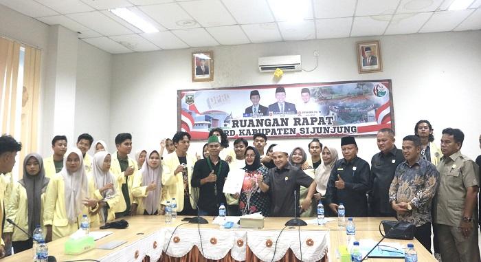 Mahasiswa-UNP-mengelar-aksi-damai-ke-depan-gedung-DPRD-Sijunjung-Rabu-2592024.jpg