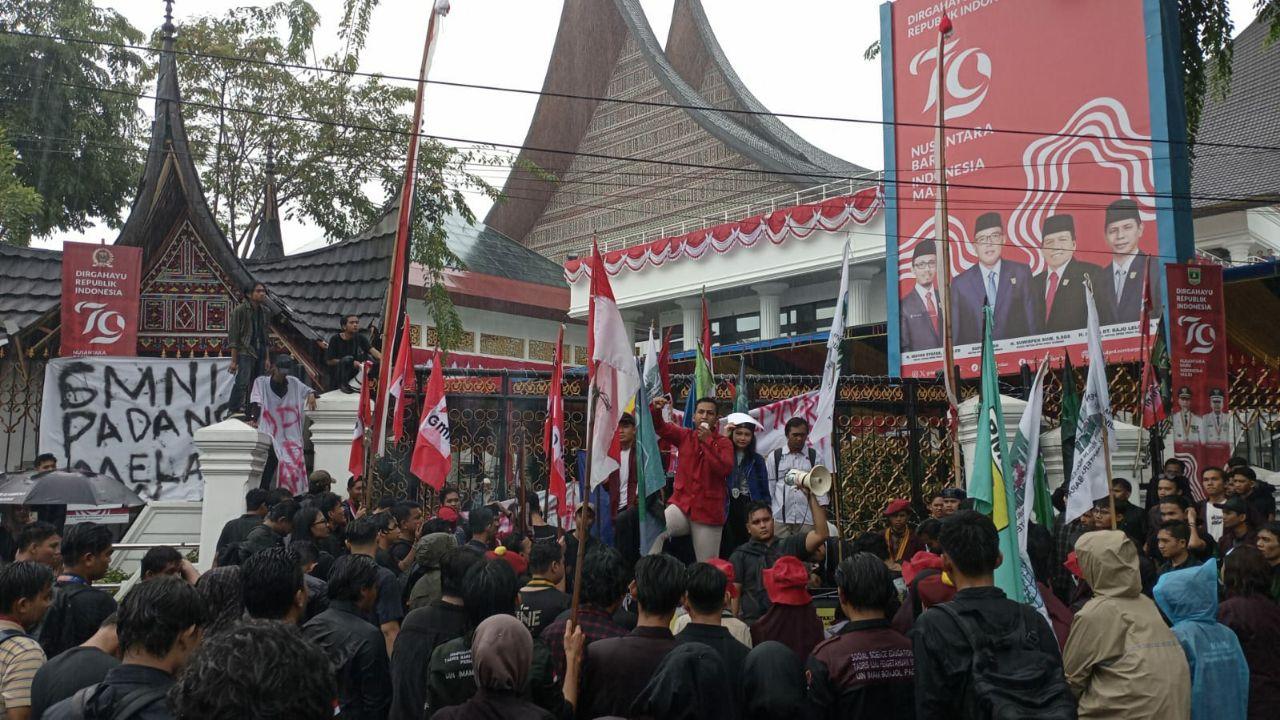 Mahasiswa-dari-berbagai-organisasi-melakukan-aksi-demonstrasi-c.jpg