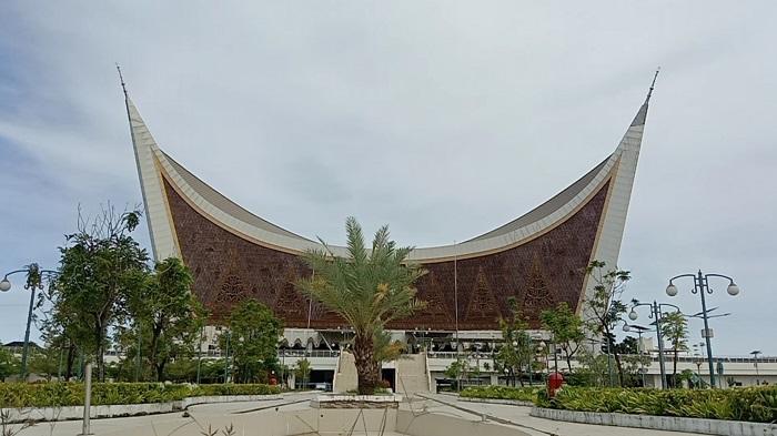 Masjid-Raya-Sumbar-di-Jalan-Khatib-Sulaiman.jpg